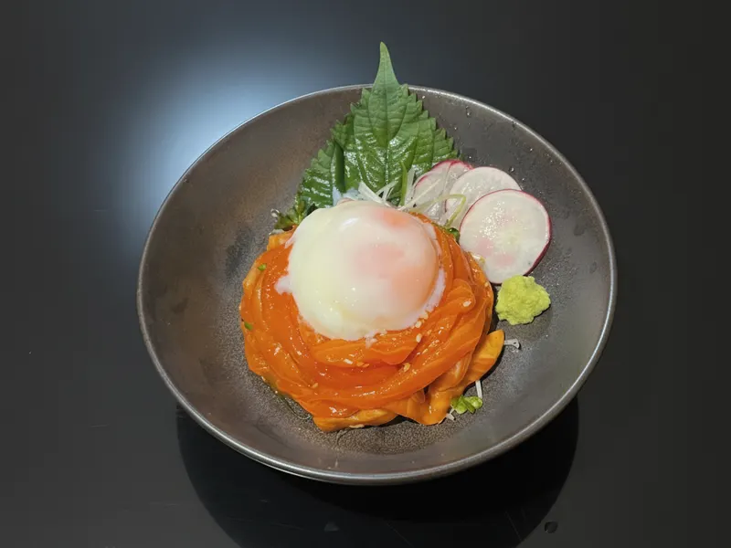 とろけるサーモンユッケ 温玉