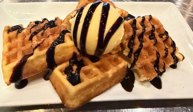 ワッフル&バニラアイスチョコソース