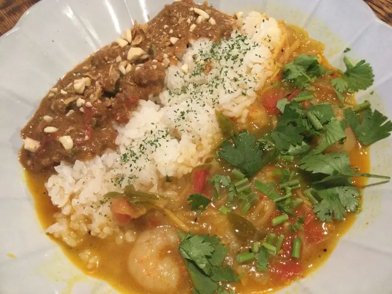 牛すじとオクラのキーマ&海老ココナッツのあいがけカレー